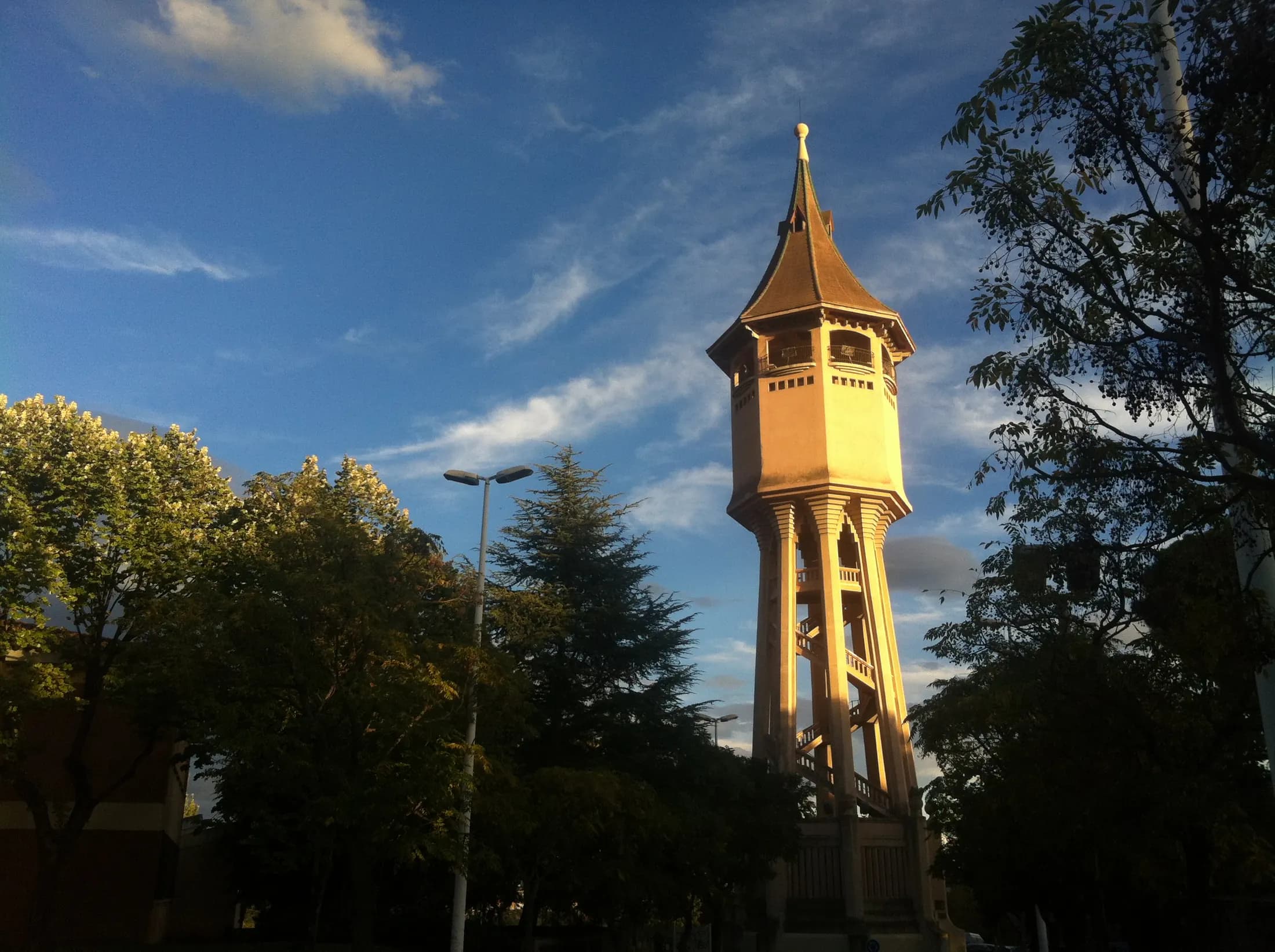 Torre de l'Aigua de Sabadell con su entorno urbano
