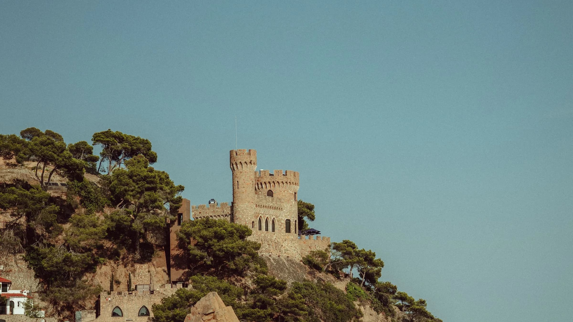 Castell d'en Plaja, la playa de Sa Caleta y el litoral de Lloret de Mar