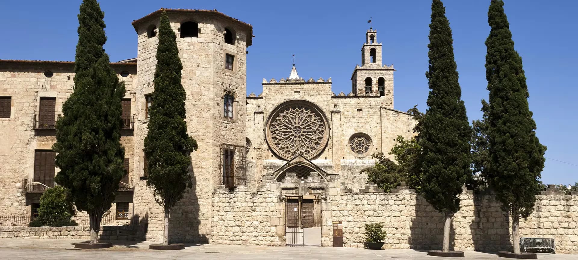 Façana principal del Monestir de Sant Cugat del Vallès con su rosetón gótico